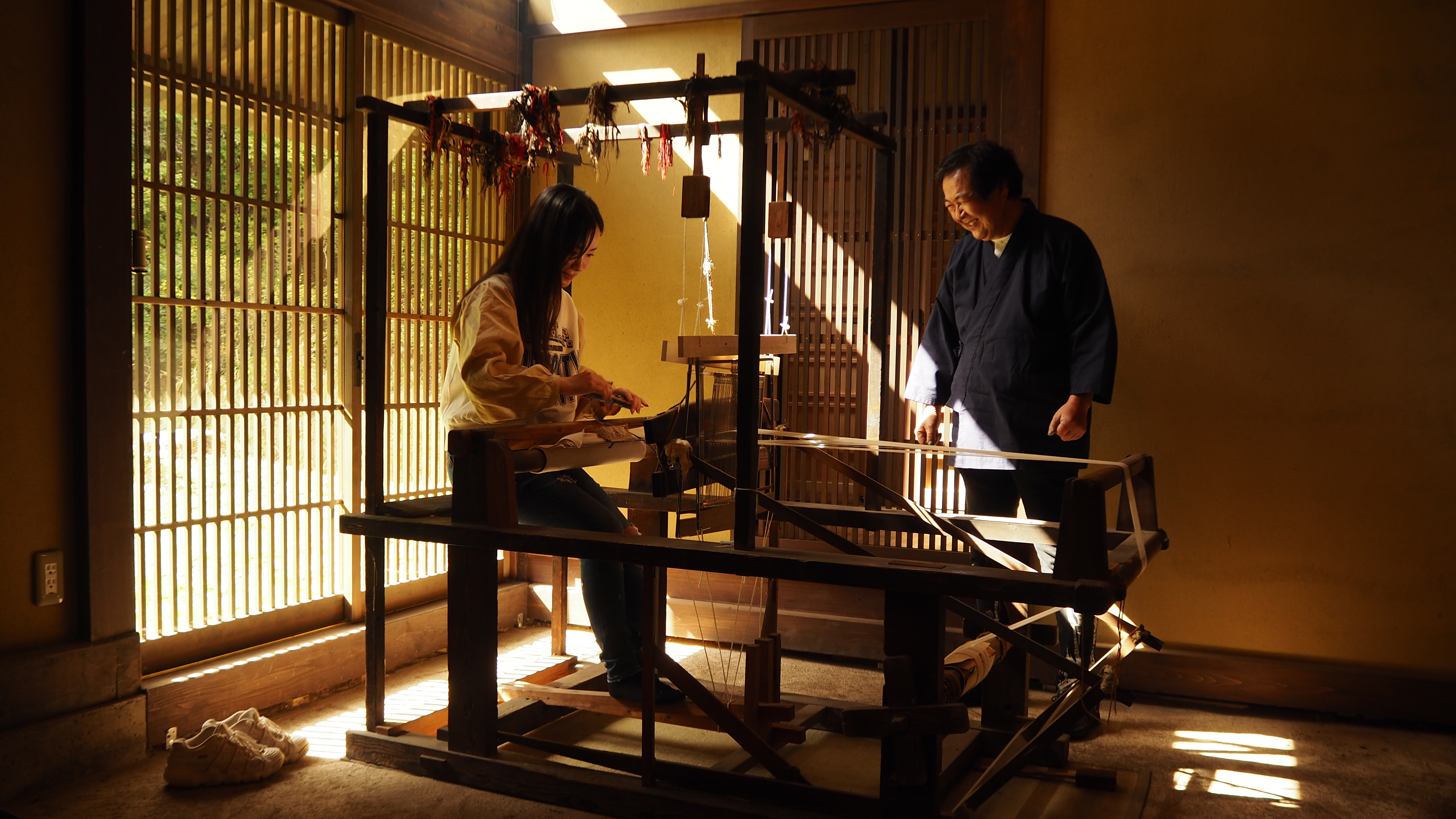 伝統的な織物作業の風景